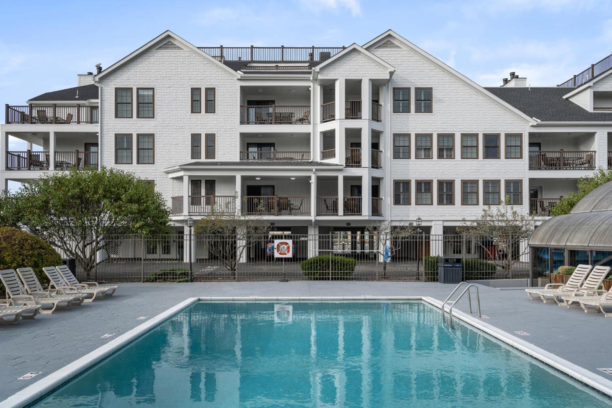 Club Wyndham Newport Onshore Exterior photo